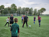 Laatste training S.K.N.W.K. JO11-1JM (partijtje tegen de ouders) van maandag 27 mei 2024 (127/137)